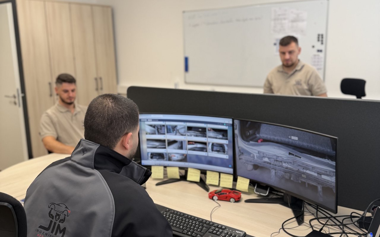 Team des Ingenieurbüro JIM bei der Schadenanalyse am Arbeitsplatz in Essen