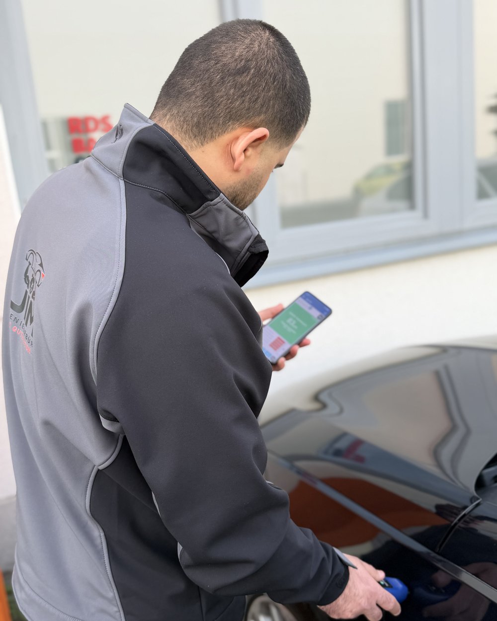 Kfz-Sachverständiger von Ingenieurbüro JIM begutachtet ein Fahrzeug vor Ort